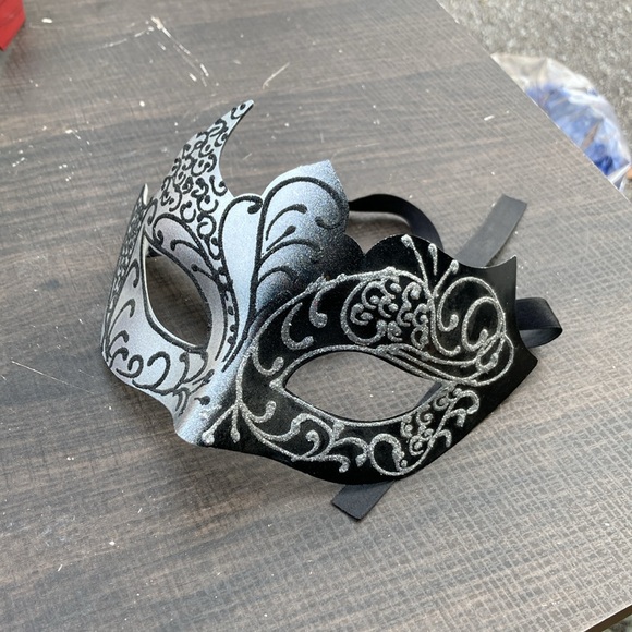 Mardi Gras Face Mask. Halloween - Picture 4 of 4